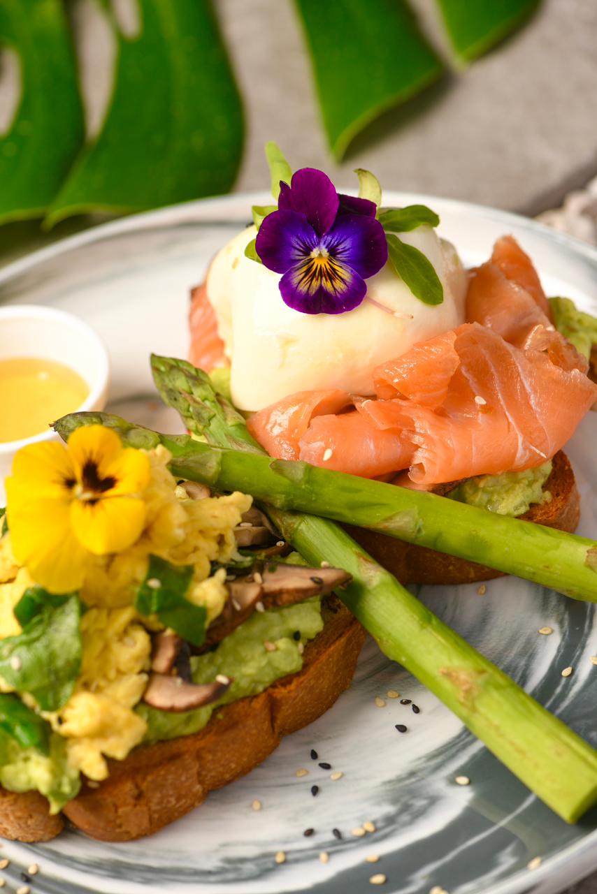 Tostada de salmón ahumado con huevo y espárragos — propuesta de brunch en Shaka.